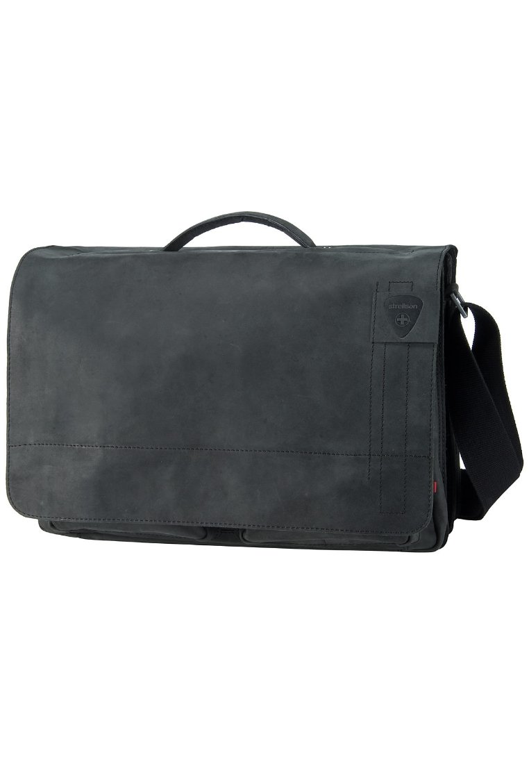 Sort læder buddeltaske med et fladt design, justerbar rem, bærehåndtag og sidelogoer, der har diskrete stikninger og mærkets logo.