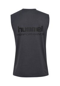 Mörkgrå ärmlös t-shirt i bomull. Har en stor svart "hummel PERFORMANCE" logga på ryggen. Slät textur, normal passform.