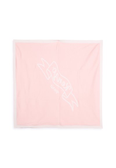 Couverture en coton rose avec un design de ruban blanc portant le mot "kinda" en cursive. Les bords sont entourés de blanc pour le contraste.