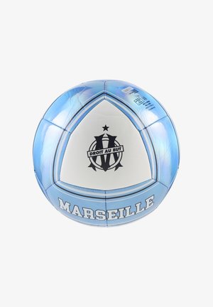 Lichtblauwe voetbal met glanzend oppervlak; logo met de tekst "DROIT AU BUT" en "MARSEILLE" in zwarte letters op een witte paneel. Driehoekig ontwerp.