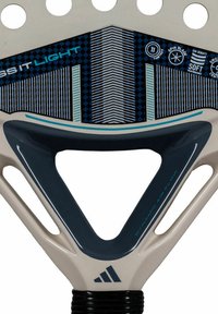 Padel-Schläger mit einem kompositen Design in dreieckiger Form. Farbgestaltung in Creme, Marineblau und Blau mit geometrischen Mustern und Akzenten.
