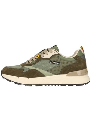 Grøn og brun lavtop sneaker med beige snørebånd, perforerede sidelpaneler og hvid sål, mærket "ellesse" på siden.