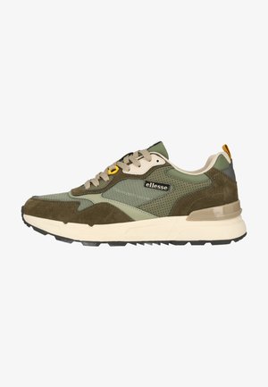 Grøn og brun lavtop sneaker med beige snørebånd, perforerede sidelpaneler og hvid sål, mærket "ellesse" på siden.