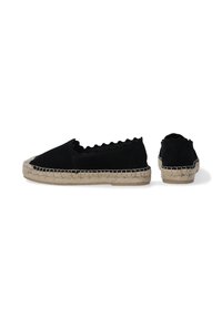 Černé semišové espadrilky s vlnitými okraji, s tkanou jutu podešví. Design je minimalistický a obuv na slip-on, zobrazuje boční a zadní pohledy.