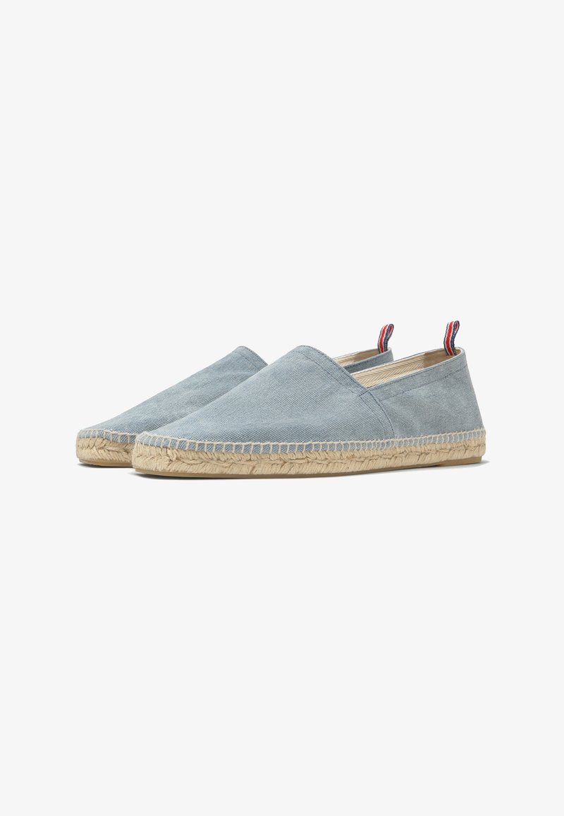 Espadrilles en tissu bleu clair à enfiler, avec semelles en jute tissé et languettes rouges, blanches et bleues au talon.