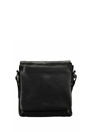 Schwarze Leder-Schultertasche mit Klappverschluss und verstellbarem Riemen, mit kleinem geprägtem Logo vorne.