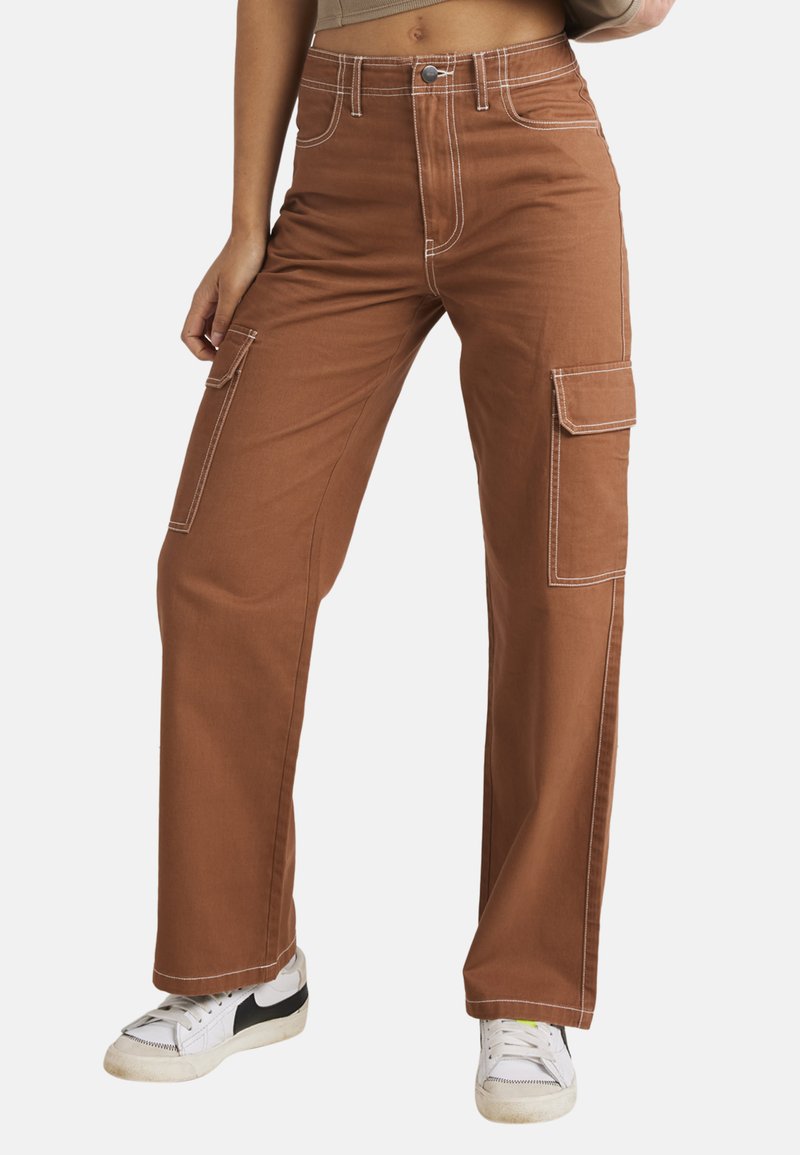 Pantaloni cargo marroni con cuciture bianche, gamba larga, tasche laterali e chiusura con bottone, realizzati in tessuto resistente. Accentuati da cuciture a contrasto.