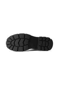 Suola di scarpa in gomma nera con scanalature profonde e schemi definiti per la trazione. Include sezioni rialzate e una finitura testurizzata per la durabilità.