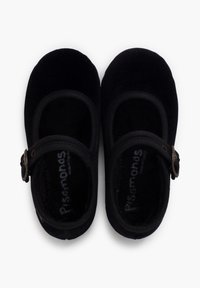 Scarpe Mary Jane in velluto nero con punta arrotondata, cinturino curvo e fibbia metallica decorativa. Imbottitura morbida all'interno per il comfort.