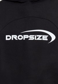 Tissu noir avec un texte stylisé blanc audacieux « DROPSIZE » et un graphique en forme de swoosh incurvé au-dessus des lettres.