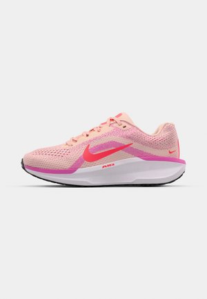 Helle pinkfarbene Sportschuhe mit einem Obermaterial aus Netzgewebe, rosa und lila Akzenten, abgerundeter Zehenpartie, gepolsterter weißer Sohle und prominentem Nike-Swoosh.
