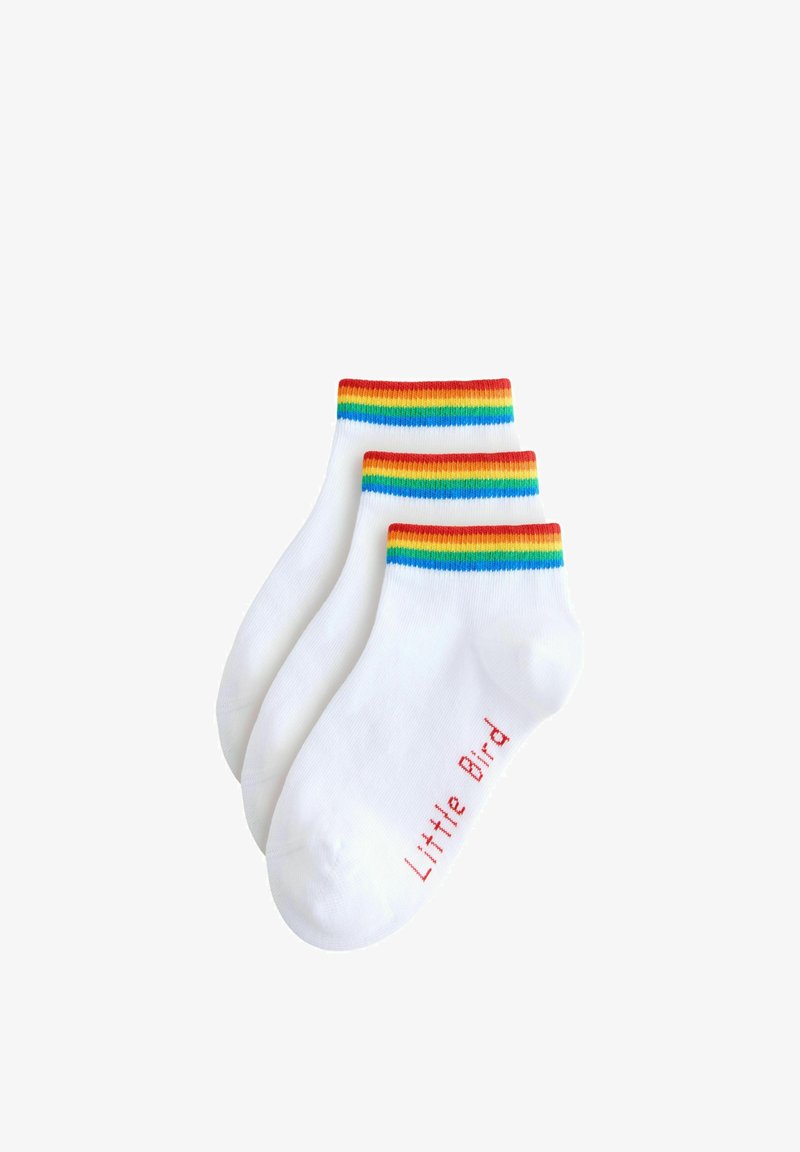 Chaussettes en coton blanc avec poignets à rayures arc-en-ciel et texte "Little Bird" en rouge. Texture douce, longueur cheville, lot de trois paires inclus.