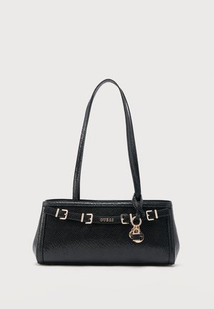 Sac à main en cuir texturé noir avec double bandoulière, boucles dorées, logo GUESS et pendentif en forme de serrure suspendu.