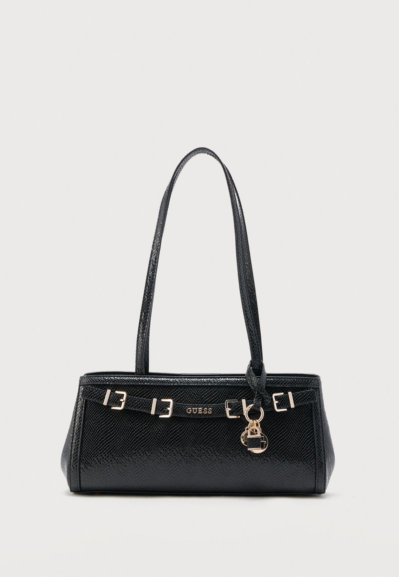 Μαύρη τσάντα από δερμάτινη υφή με διπλούς ιμάντες ώμου, αγκράφες σε χρυσό τόνο, λογότυπο GUESS και διακοσμητικό σε σχήμα κλειδαριάς που κρέμεται.