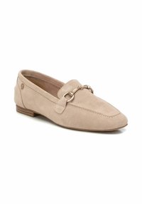 Mocasines de ante beige con punta afinada, acento de hardware dorado y un pequeño tacón apilado. Presentan un diseño fácil de poner y detalles de costura.
