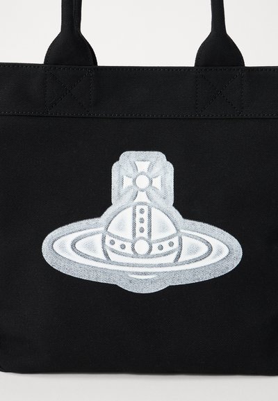 Sort canvas tote bag med et stort, metallisk sølvgrafik af et rumskib og planetdesign i midten. Robust stof med holdbare håndtag.
