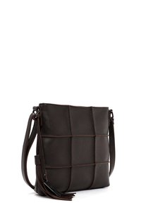 Ciemnobrązowa skórzana torebka na ramię o teksturowanej powierzchni z wyhaftowanym wzorem w kratkę, regulowanym paskiem i detalem w postaci frędzla na białym tle.