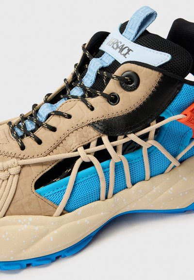 Versace Baskets basses - sand/black/blue hydrangea/ski diver