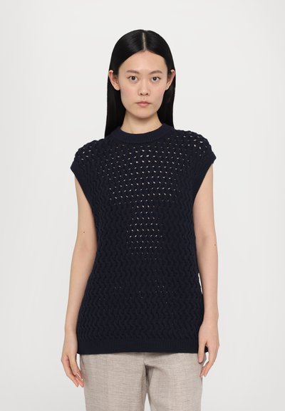 Mornarskoplavi pleteni pulover s teksturiranim, otvorenim uzorkom i kratkim rukavima. Ima rebrasti izrez i opušteni kroj.