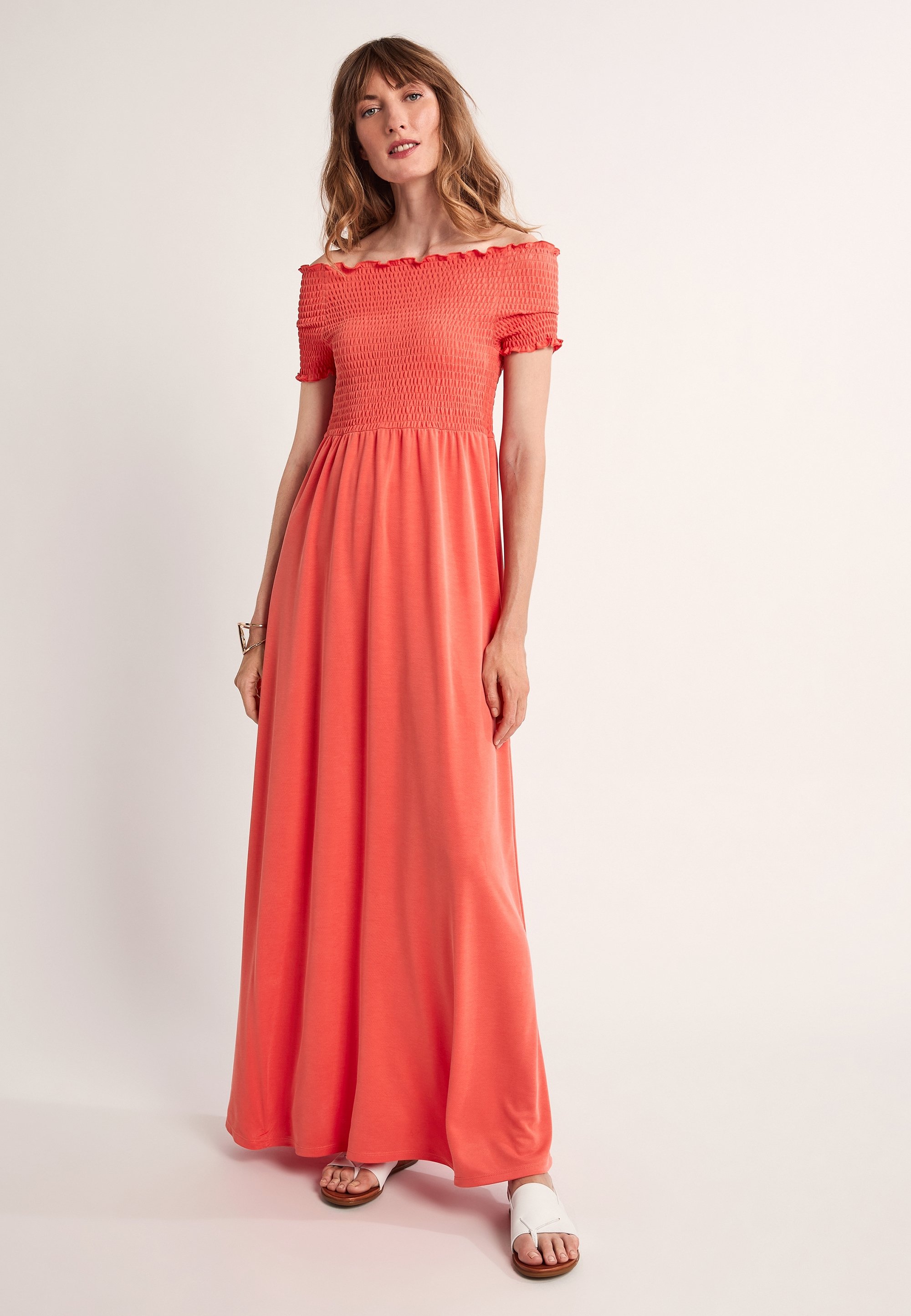 comma GESMOKTES - Vestito lungo - coral/rosa salmone - Zalando