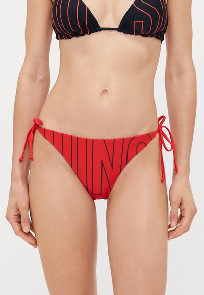 Parte inferiore di bikini rossa con ampie righe nere, dotata di lacci laterali per una vestibilità regolabile. Tessuto liscio con una forma elegante.