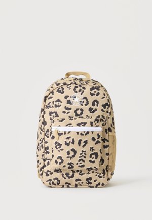 Sac à dos beige et noir à imprimé léopard avec poche zippée à l’avant, poche latérale en filet et logo circulaire Converse All Star sur le haut devant.