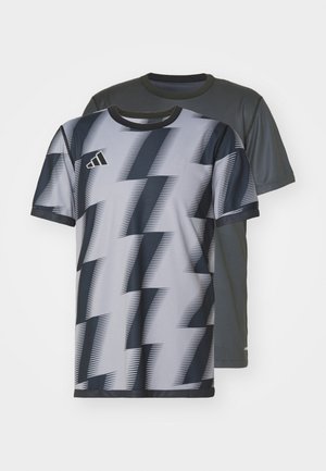 To korteærmede T-shirts: den ene grå med subtil tekstur, den anden med et sort-hvidt zigzag-mønster, begge med rund hals.