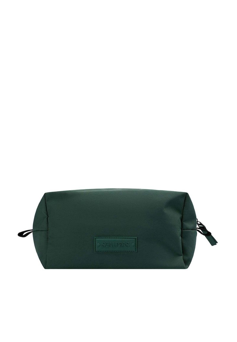 Neceser de tela verde con forma cilíndrica, que presenta un parche de logo de cuero y un tirador de cremallera negro. Textura suave, diseño minimalista.