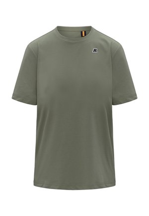 T-shirt verde oliva a maniche corte con scollo rotondo, con un piccolo logo bianco e nero sul petto a sinistra e un'asola a righe all'interno del colletto.