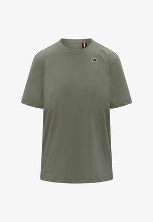 T-shirt verde oliva a maniche corte con scollo rotondo, con un piccolo logo bianco e nero sul petto a sinistra e un'asola a righe all'interno del colletto.