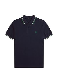 Polo de color azul marino hecho de algodón, con una tapeta de dos botones, acentos de rayas verdes y blancas en el cuello y las mangas, y logo bordado.
