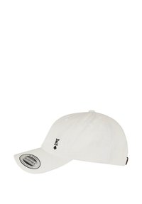 Hvit bomulls baseballcap med en buet skjerm, med en svart brodert "K" og spade-design på forsiden, justerbar stropp bak.