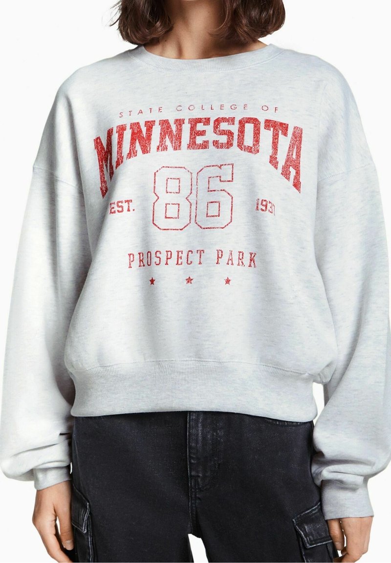 Szara bluza typu crewneck z czerwonym nadrukiem: "MINNESOTA 86 PROSPECT PARK EST. 1931." Luźny krój z żebrowanymi mankietami i dołem.