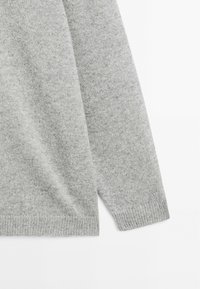 Massimo Dutti OVERSIZE CASHMERE V-NECK - Strickpullover - grey
