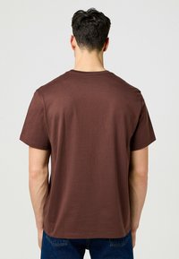 Wrangler SHORT SLEEVE - T-shirt print - mahogany