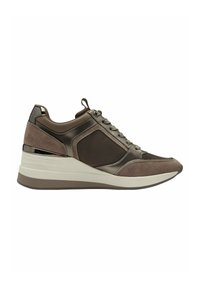 Vinklade sneakers med en blandning av brun mocka och mesh. Har metalliska detaljer och en vit sula. Snörningsdesign med rundad tå.