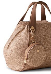 Borsa beige testurizzata con hardware dorato, dotata di due manici, chiusura a zip e una pochette circolare rimovibile attaccata.