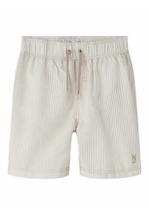 Short beige et blanc à rayures verticales avec taille élastique, cordon beige et petit logo cousu sur l'ourlet gauche.
