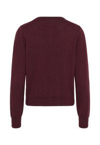 Bordeauxroter Strickpullover mit langen Ärmeln und rundem Halsausschnitt. Gerippte Bündchen und Saum, glatte Textur, keine Muster oder zusätzlichen Details.