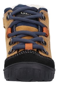 Bruine suède en zwarte stoffen schoen met marineblauwe veters, gevoerde kraag en oranje accenten. Bevat stevige rubberen zool en metalen oogjes.