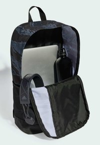 Mochila negra con interior de camuflaje, que cuenta con un compartimento para portátil, bolsillo para botella de agua y correa ajustable para un transporte seguro.