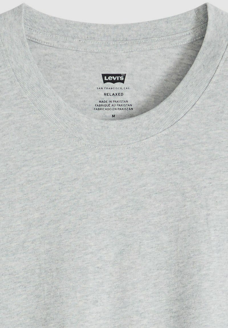 Hellgraues T-Shirt mit kurzen Ärmeln und Rundhalsausschnitt. Hergestellt aus weichem Stoff, mit einem Etikett mit Marken- und Pflegehinweisen im Nackenbereich.