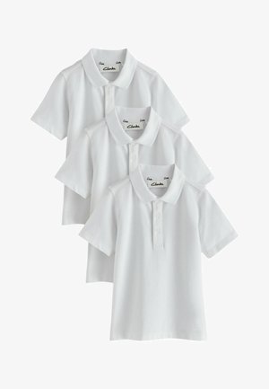 Tre hvide kortærmede poloshirts med kraver og to-knaps stolpelukninger, arrangeret overlappende på en hvid baggrund.