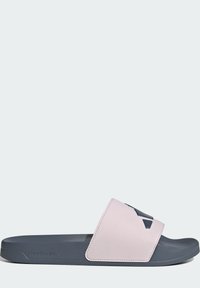 Sandały na slide z jasnoróżowym paskiem górnym z fakturowanym wzorem i granatowymi akcentami, spoczywające na ciemnoniebieskiej podeszwie, wykonane z materiału syntetycznego.
