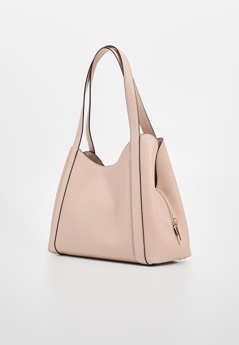 Roze leren handtas met een textuurafwerking, zijrits en contrasterende donkere randen. Beschikt over twee langwerpige handvatten voor gemakkelijk dragen.