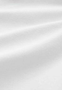 Tissu blanc lisse avec des plis subtils et une texture douce visible sur toute la surface.