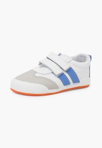 Scarpa in pelle bianca con accenti grigi e blu, dotata di due fasce in Velcro, una punta testurizzata e una suola in gomma arancione.