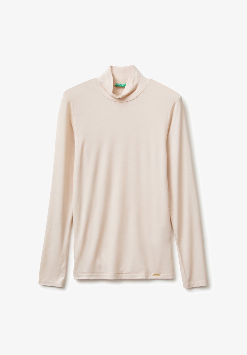 Maglione beige a collo alto a maniche lunghe, realizzato in tessuto morbido, mostrato disteso con una piccola etichetta del marchio vicino all'orlo.