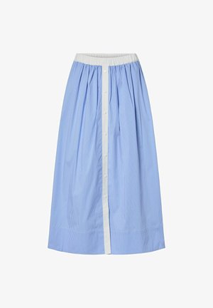 Niebieska i biała wąsko paskowana bawełniana spódnica z elastycznym paskiem w talii, z guzikami z przodu i plisowanym wzorem. Długość spódnicy sięga do połowy łydki.