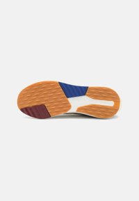 Bato įkrovos padas su oranžinėmis, mėlynomis ir raudonomis sekcijomis, turintis tekstūrinį sukibimo raštą. Dizainas apima baltą pado vidurį su užrašu 'BOOST'.